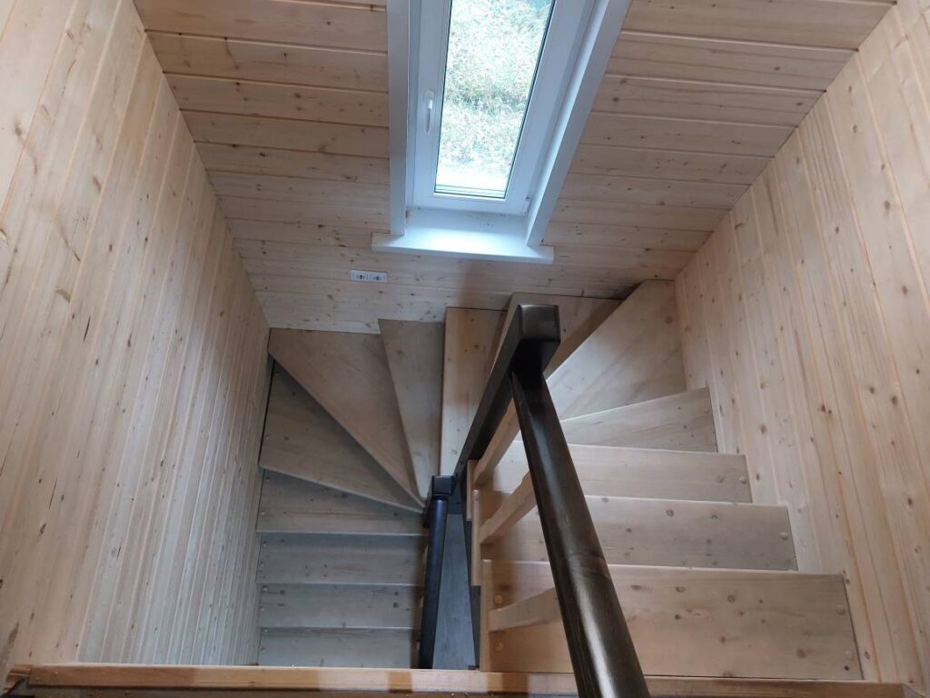 Забежная деревянная лестница 180