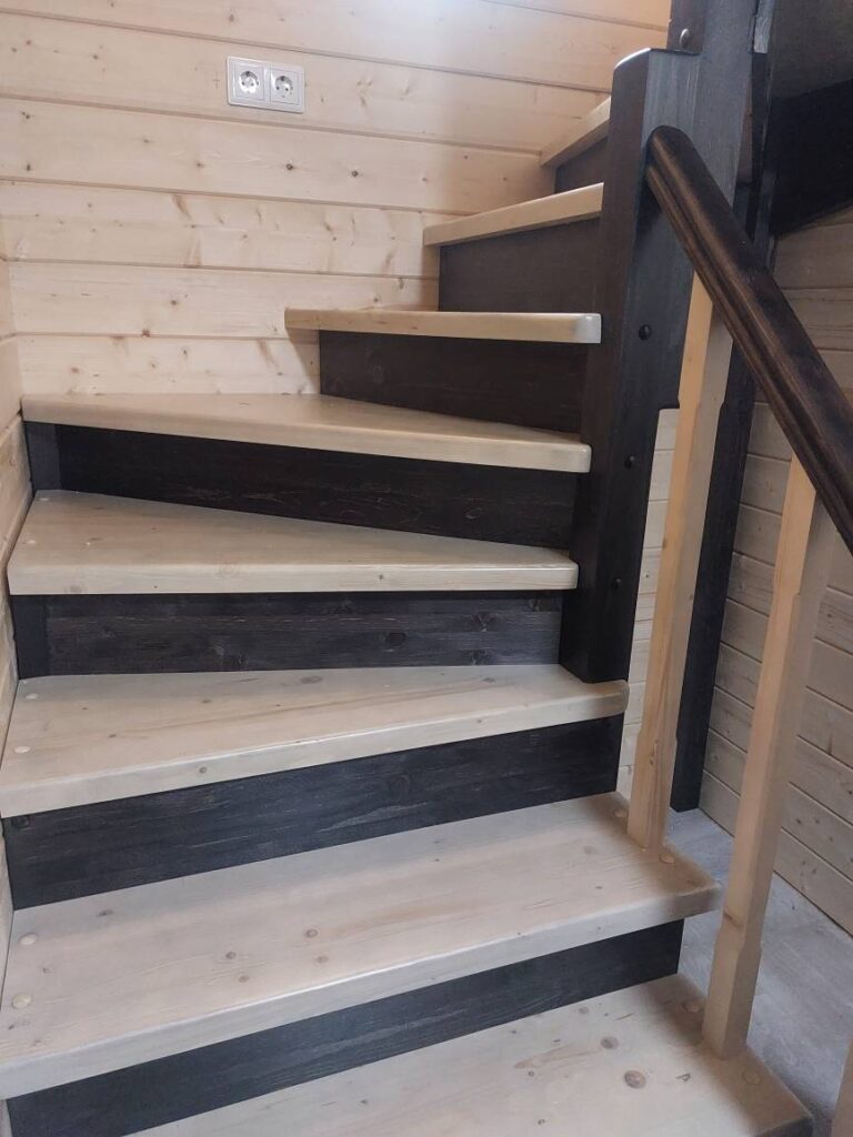 Забежная деревянная лестница с поворотом