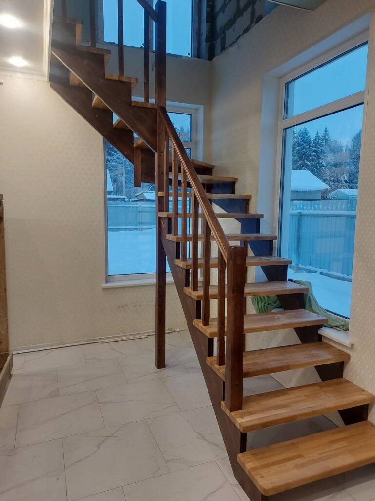 Лестница комбинированная с забежными ступенями на 90