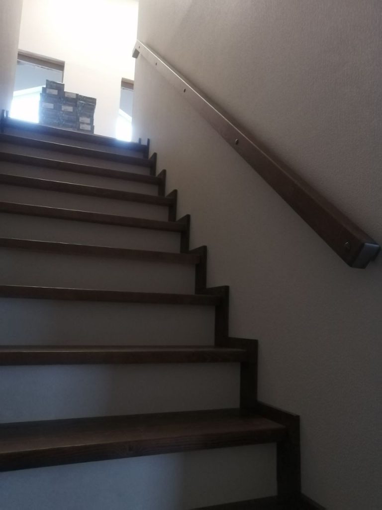 Деревянная лестница 180 градусов с площадкой