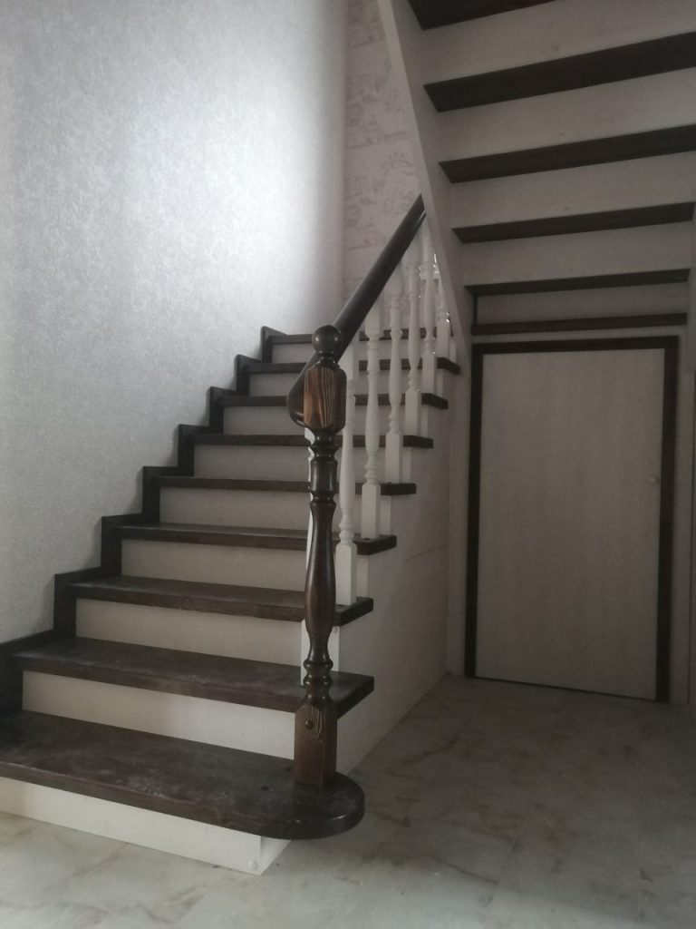 Деревянная лестница 180 градусов с площадкой