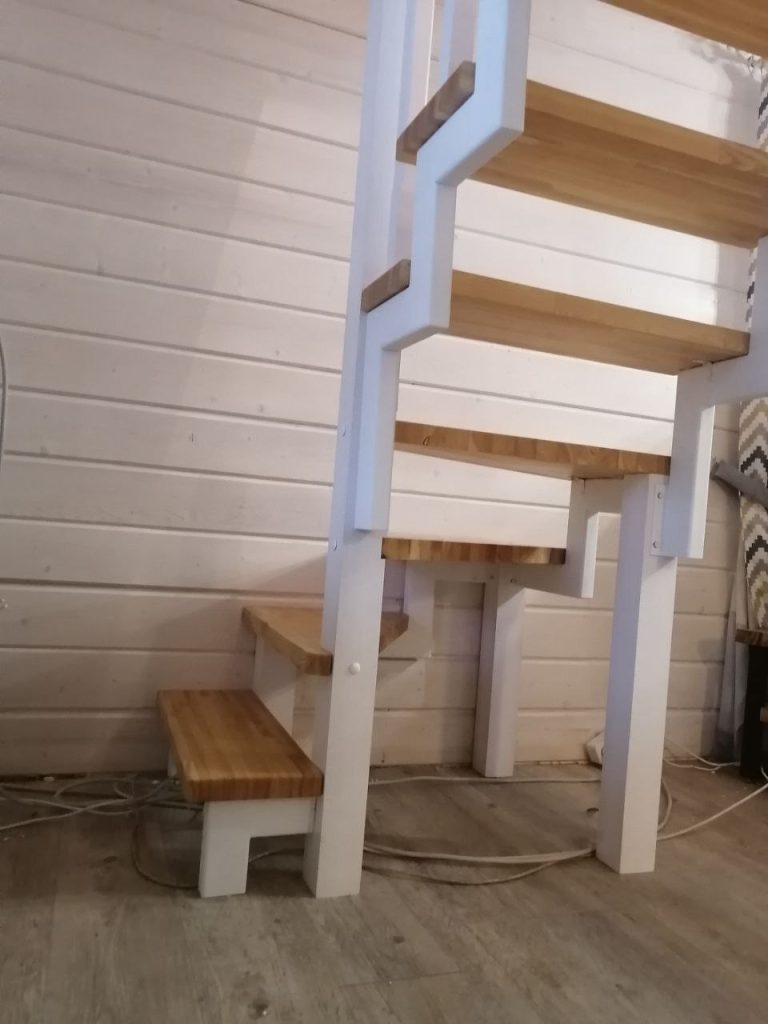 Деревянная лестница 90 градусов с площадкой