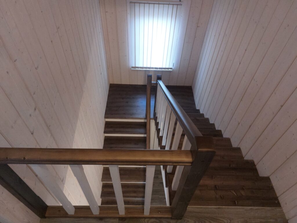Лестница с площадкой из сосны
