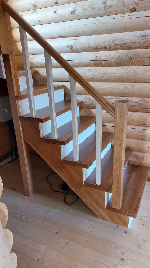 Деревянная лестница с забежными ступенями из сосны