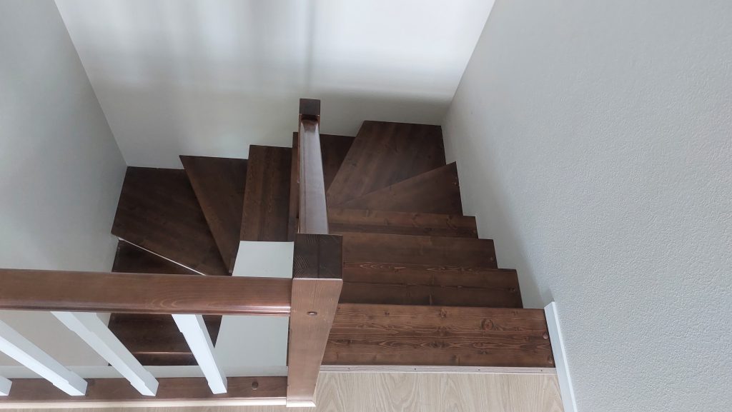 Лестница забежная деревянная