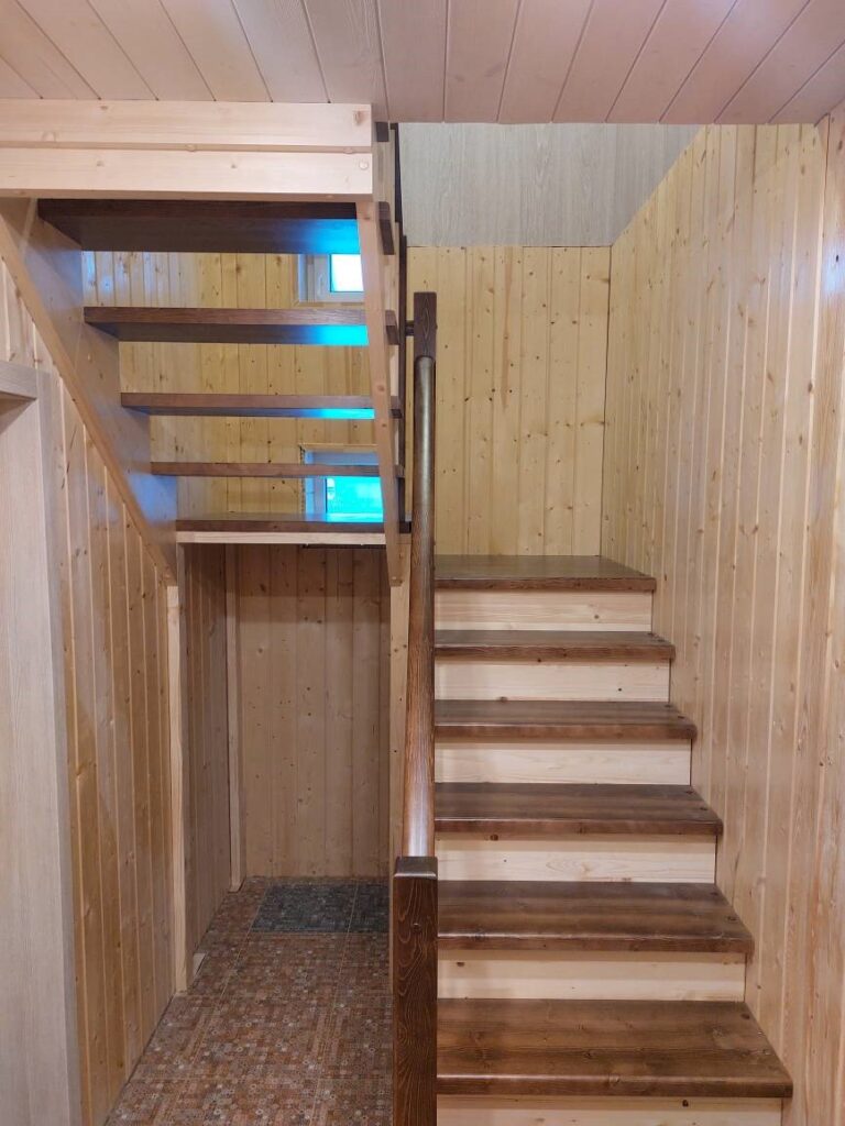 Деревянная лестница на 2 этаж с разворотом 180